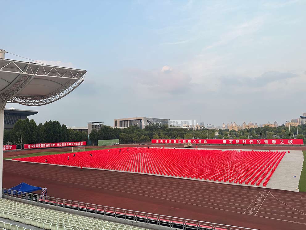 江汉大学2025级新生开学典礼，武汉桌椅租赁搞定场地布置